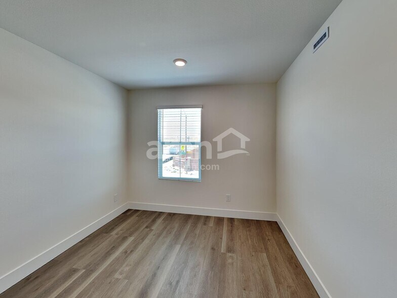 Building Photo - 9609 E Friedel Dr