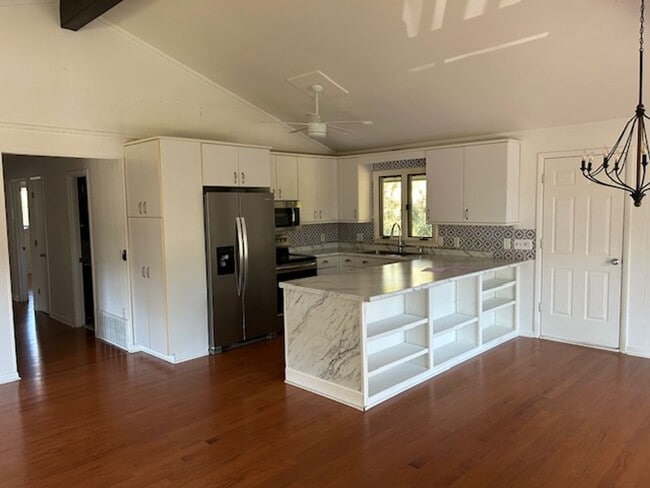 Building Photo - FREE MONTH OF DECEMBER 2025 Beach, 2nd row