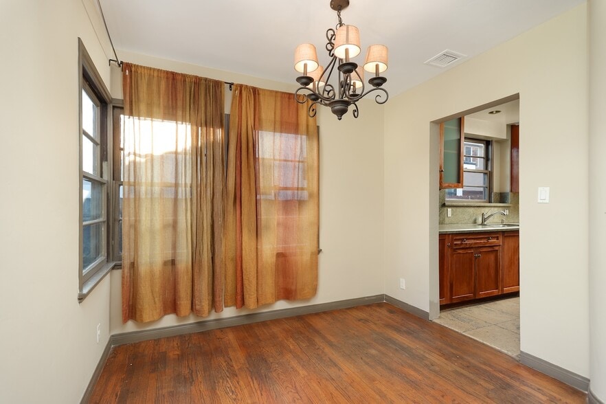 Building Photo - 2587 S Westgate Ave