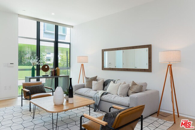 Building Photo - 825 Kings Rd