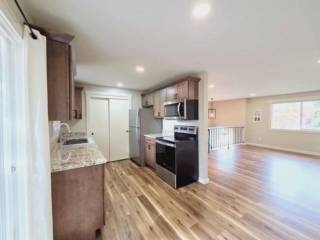 Building Photo - **Gorgeous Renovated 3 Bed 2.5 Bath Duplex...