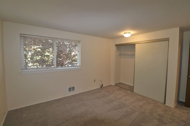 Building Photo - 2 Bedroom 1 Bathroom w/ Deck and Parking!