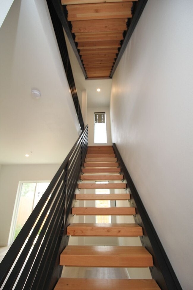 Building Photo - 2516 NE Flanders St