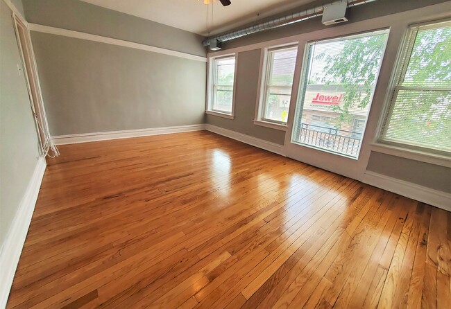 Primary Photo - 4239 N Lincoln Ave