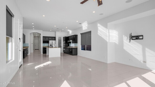 Building Photo - 561 W Yellowstone Way