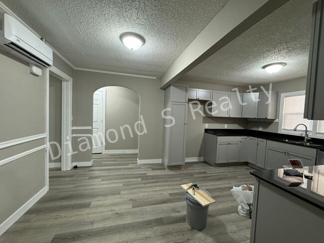 Building Photo - MOVE IN SPECIAL! - Updated 2 bedroom Home ...