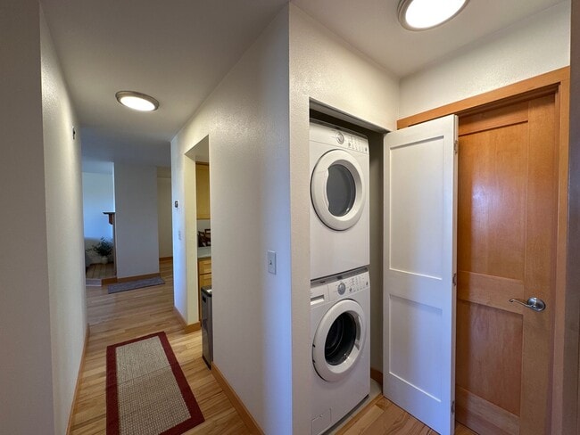 Building Photo - 1201 Denali St