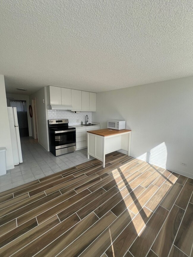 Primary Photo - 1 bedroom in Waikiki!