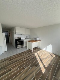 Building Photo - 1 bedroom in Waikiki!