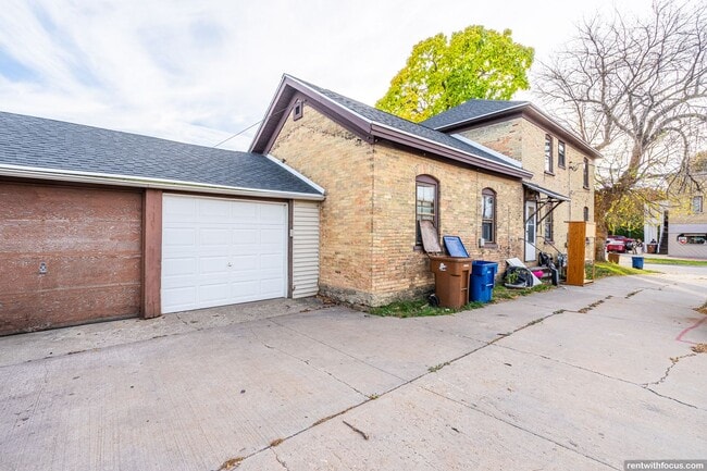 Building Photo - 213 Manitowoc St