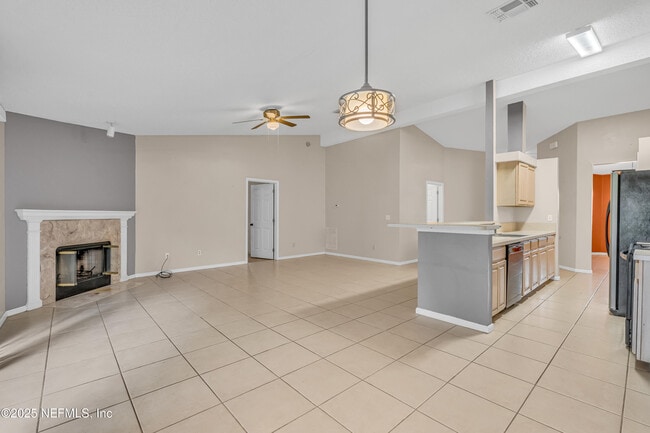 Building Photo - 2409 Cool Springs Dr S