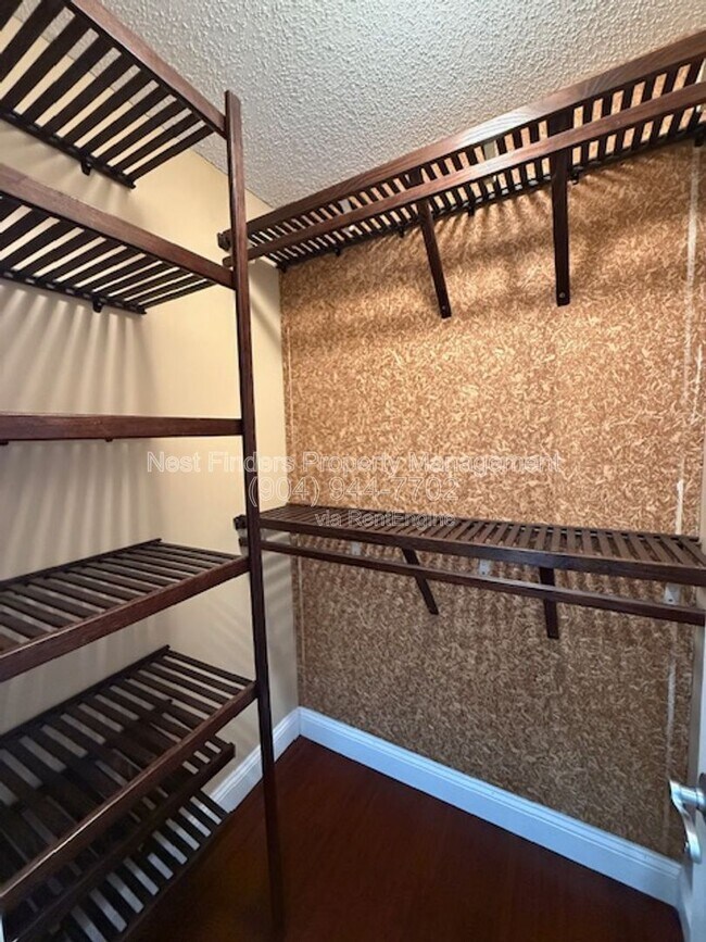 Building Photo - 12947 Tree Wy Ct N