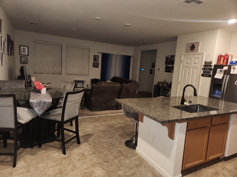 Building Photo - 2215 S Vista St