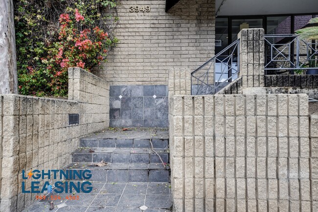 Building Photo - 3949-3945 Los Feliz Blvd