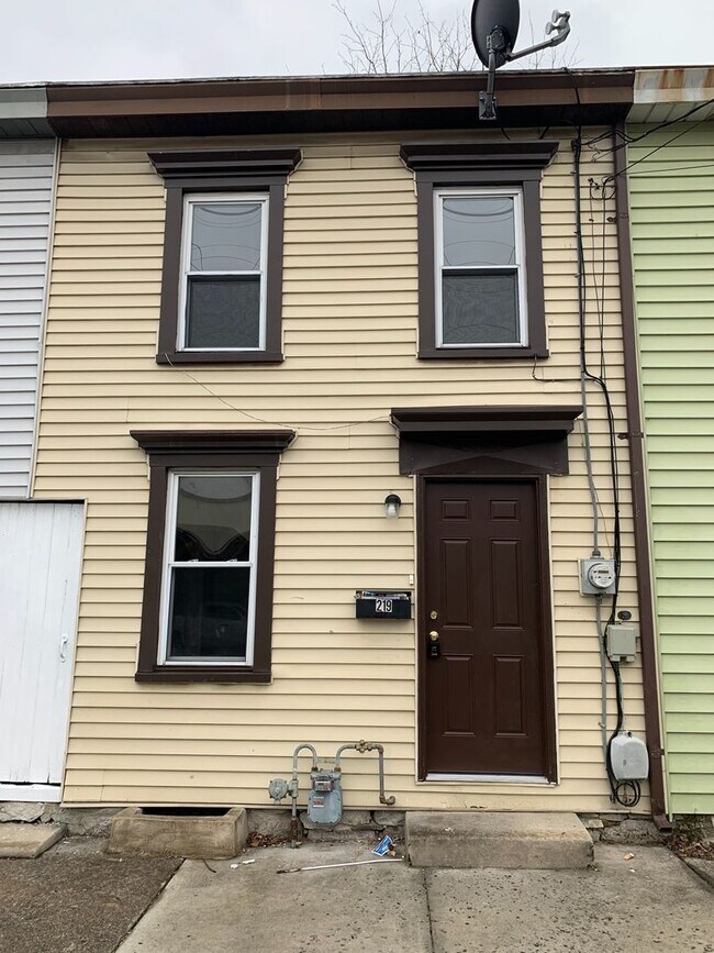 Building Photo - MOVE IN SPECIAL! 2 Bedroom Home in Carlisle