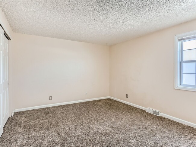 Building Photo - COMING IN MAY!!! Spacious 3 Bedroom 2.5 Ba...