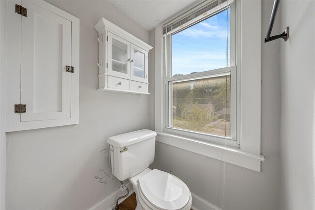 Building Photo - 943 Nutwood St