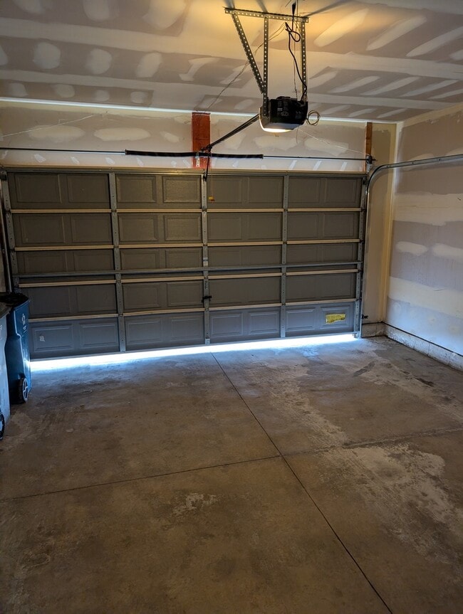 Building Photo - 1966 Alinda Ave