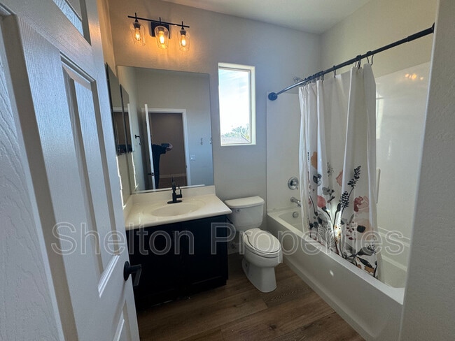 Building Photo - 20900 W Hamilton St