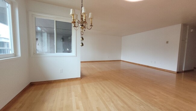 Building Photo - Friars Village - close to USD and Fashion Valley