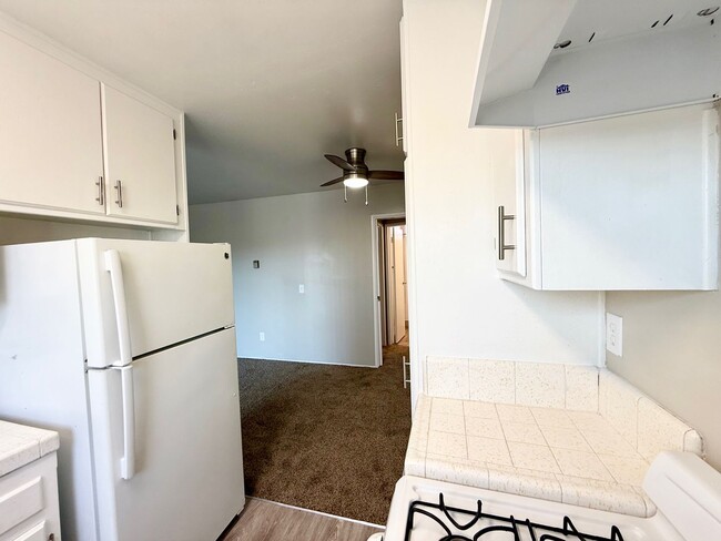 Building Photo - 1 Bedroom. Brand new flooring and paint!