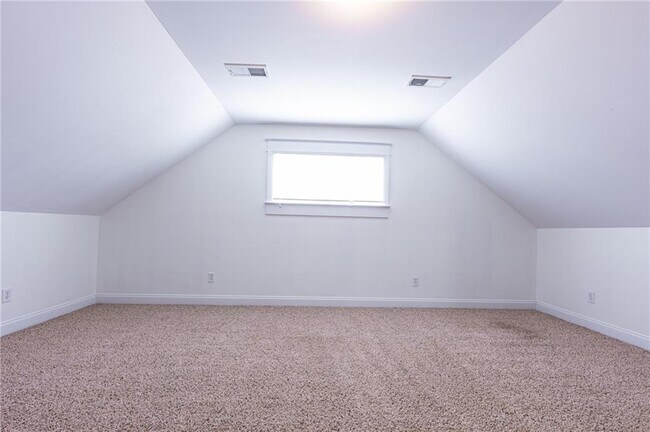 Building Photo - 2288 Oakview Rd NE