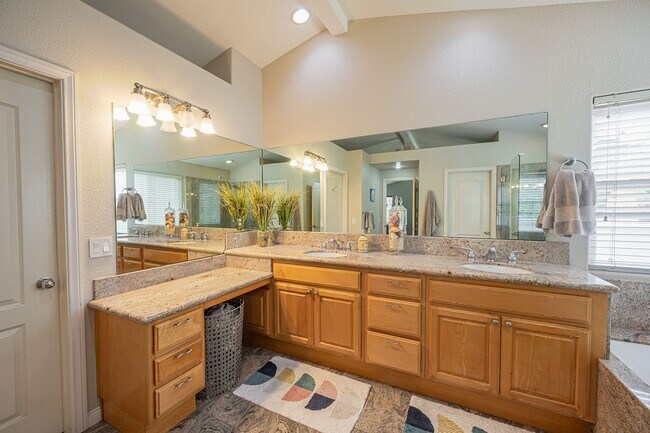 Building Photo - Resort-Style Encinitas Estate with Pool UNFURNISHED