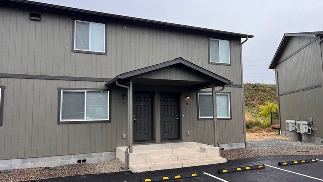 Building Photo - Cozy Townhome for Rent