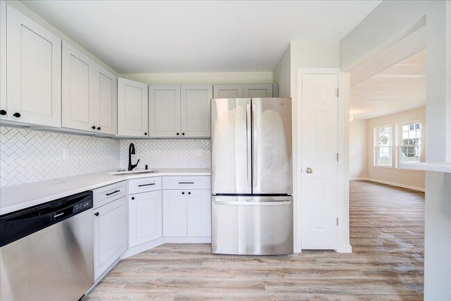 Building Photo - 1421 Whispering Hills Dr