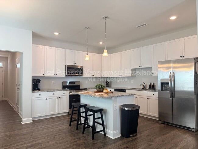 Building Photo - 540 Barrington Row Ave