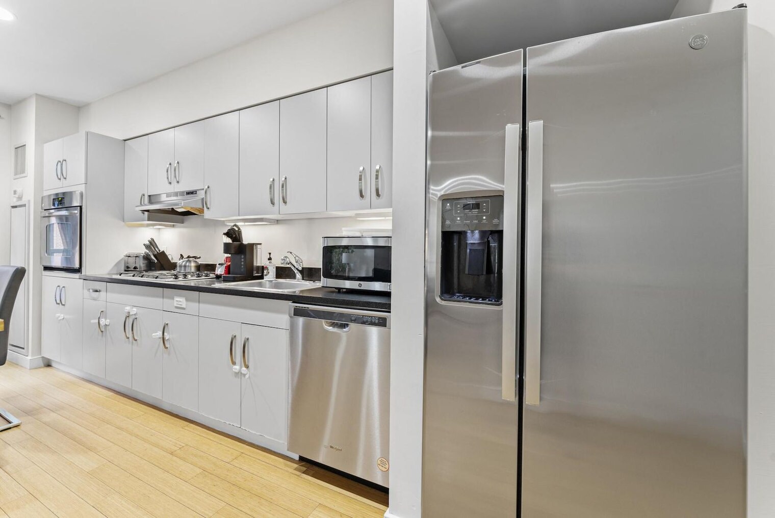 Building Photo - 601 Albany St