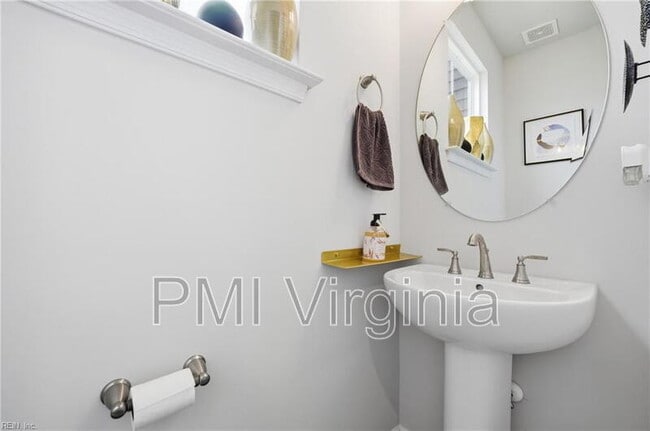 Building Photo - 405 Asuza St