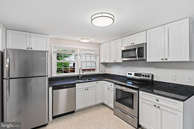Building Photo - 5847 New England Woods Dr