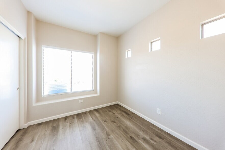 Building Photo - 16801 W Statler St