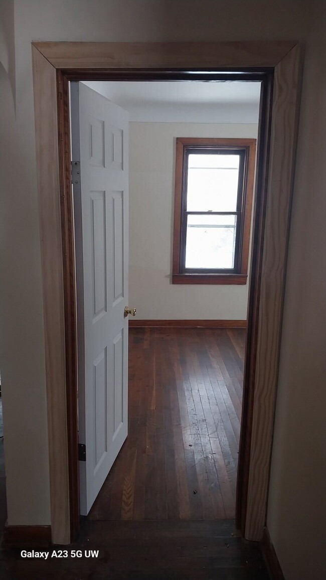 Building Photo - Comfortable 2-Bedroom Rental on Tremont Av...