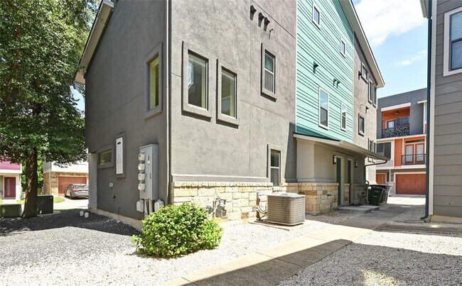 Building Photo - 1504 Lorraine Loop