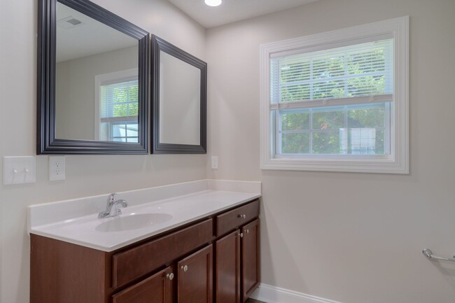 Building Photo - Oak Tree Townhome|End Unit| 3 Bed, 2 Bath|...