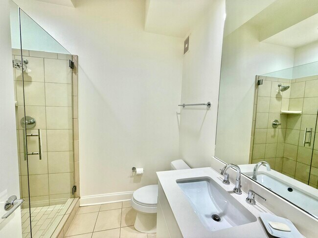 Building Photo - 717 Riverside Dr