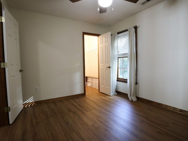 Building Photo - 4-Bedroom Home on Quiet Cul-de-Sac - Must See
