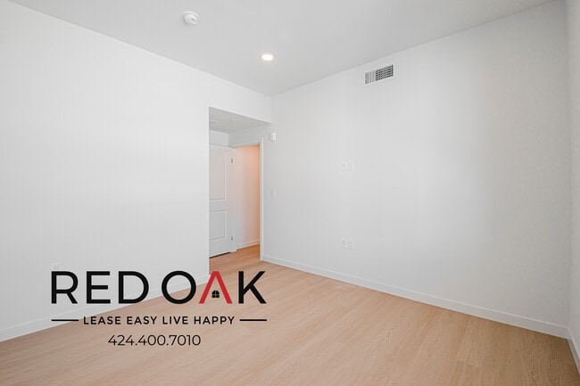 Building Photo - 856 S Gramercy Dr