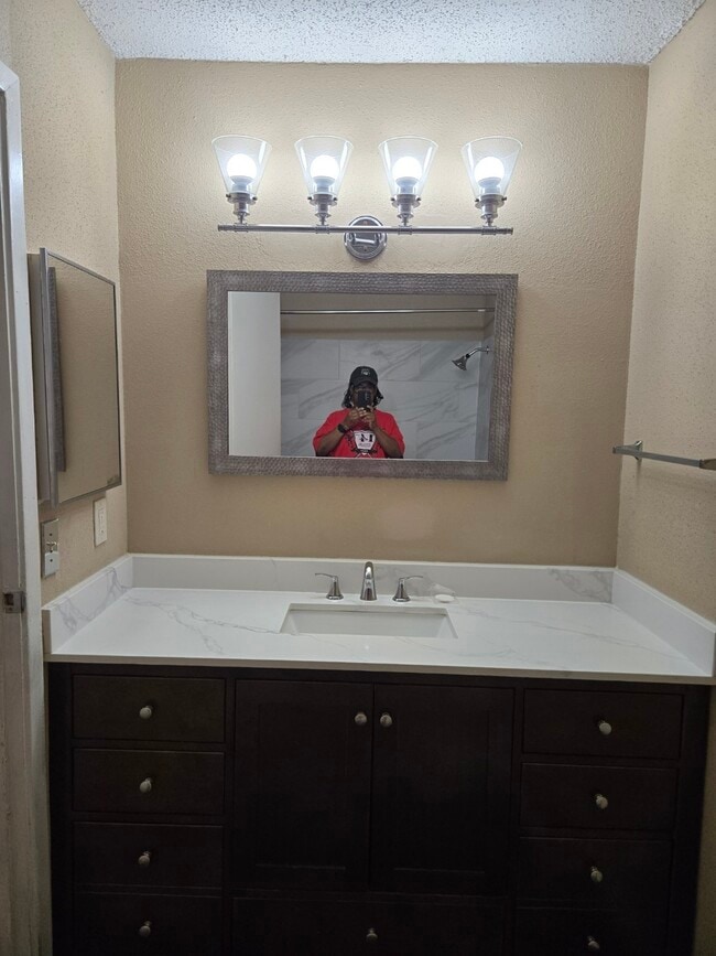 Building Photo - 6601 Sands Point Dr