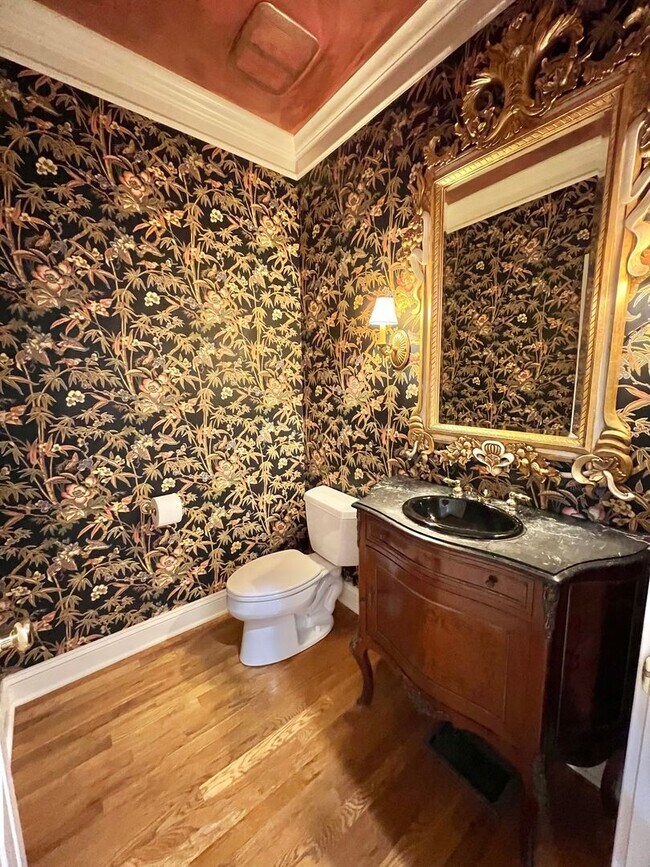 Building Photo - 5 Bed, 3.5 Bath w/ 3 Car Garage Less than 1 Mile from Downtown Franklin