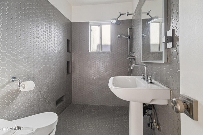 Building Photo - 1950 W Palm Ln