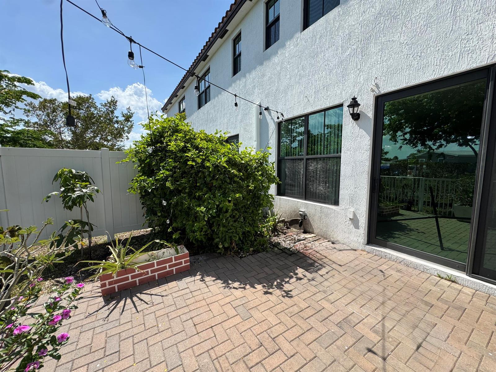 Building Photo - 2037 Oysterwood Ln