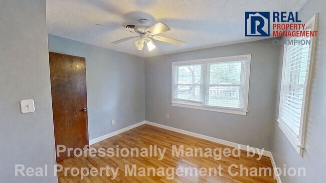 Building Photo - Charming 3 BD/2 BA Home Just 2 Miles from Camp Lejeune Main Gate