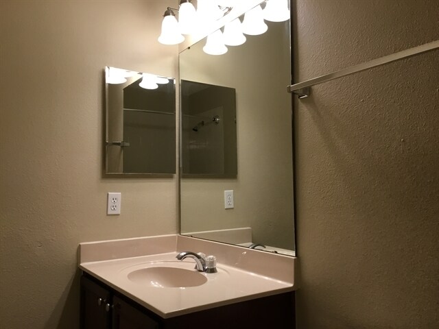 Building Photo - 1545 Amaryllis Cir