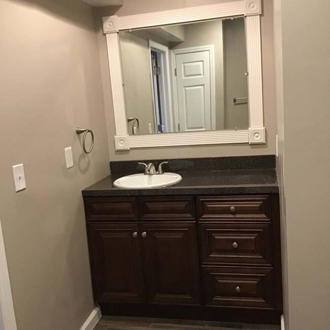 Building Photo - Upgraded 2 Bed/2 Bath plus Den HOME 1100 sq ft. Unit...A Must See!!!