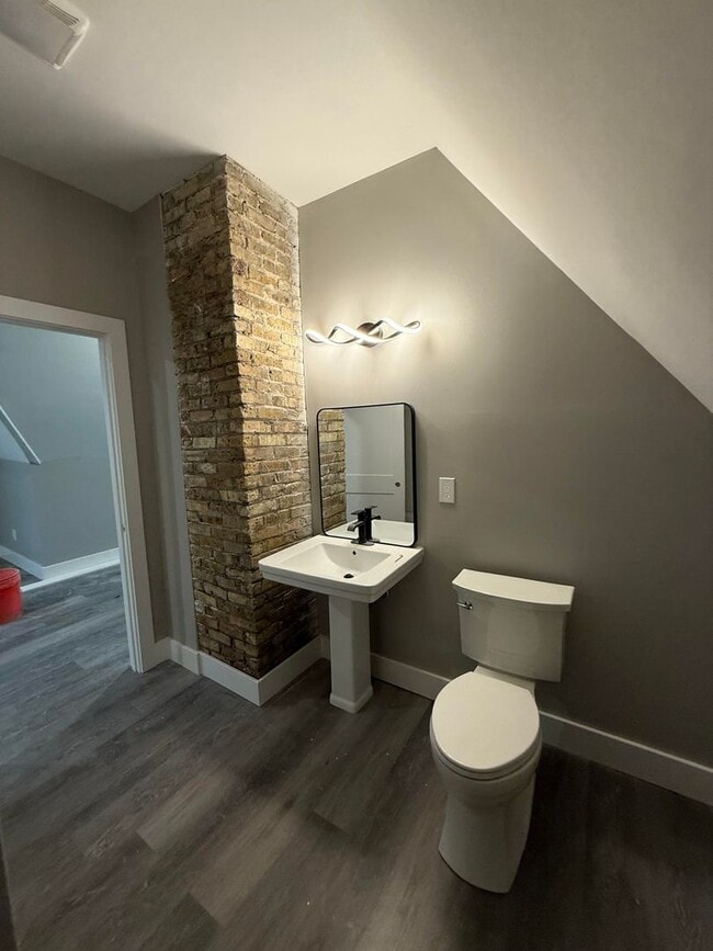 Building Photo - Frederick Upper Flat with 2 bathrooms!