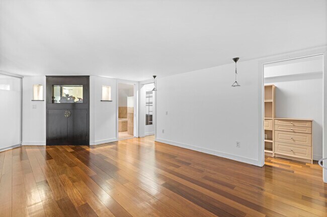 Building Photo - 299 Pavonia Ave