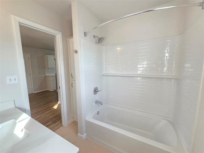 Building Photo - 411 W 4th St